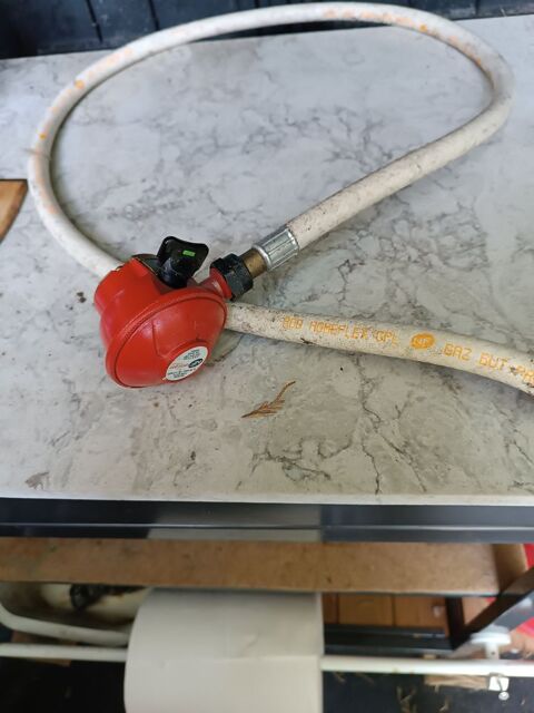 Bonbonne de gaz butane et détendeur 15 Toulouse (31)
