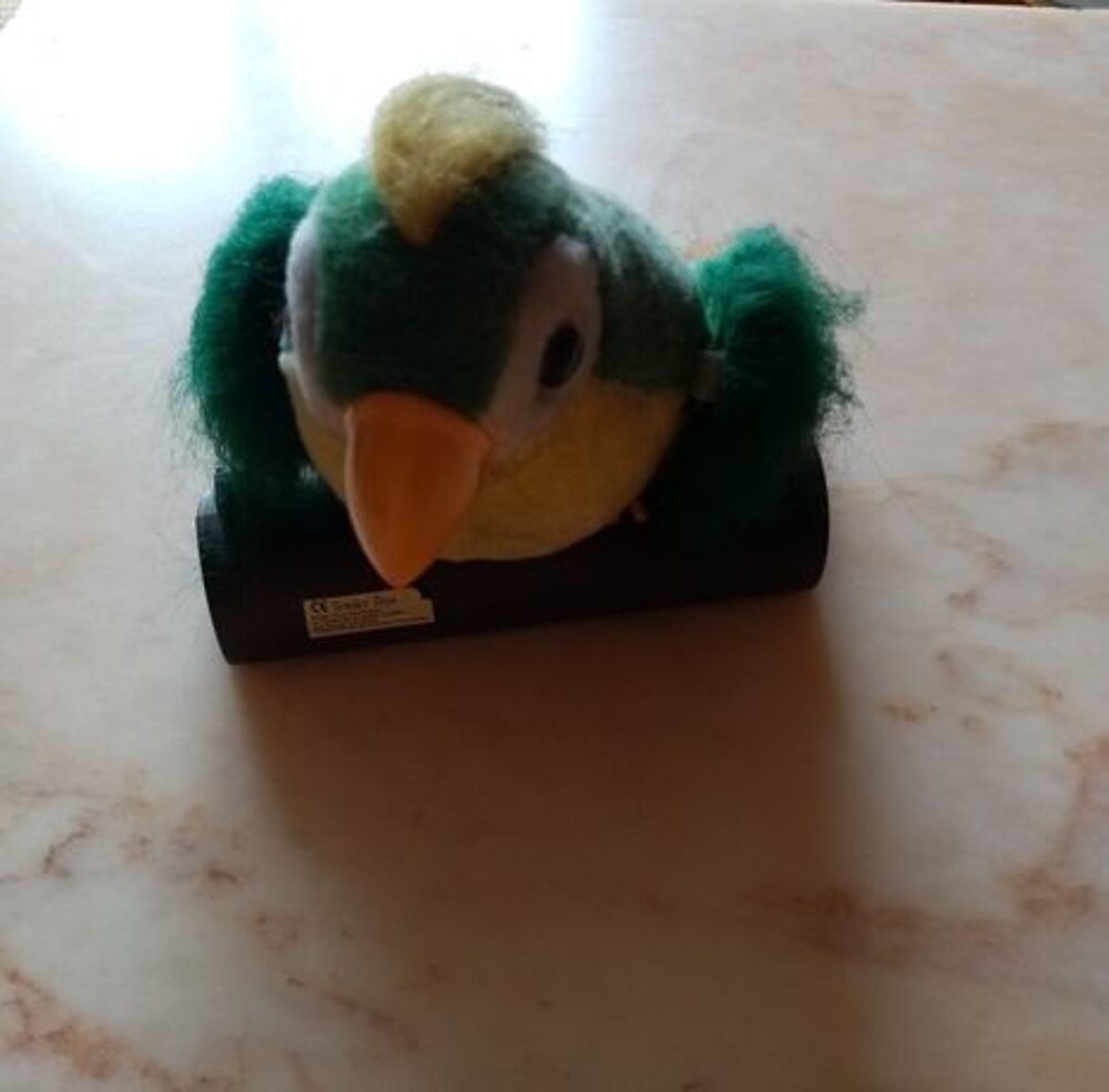 perroquet peluche sur socle
Jeux / jouets