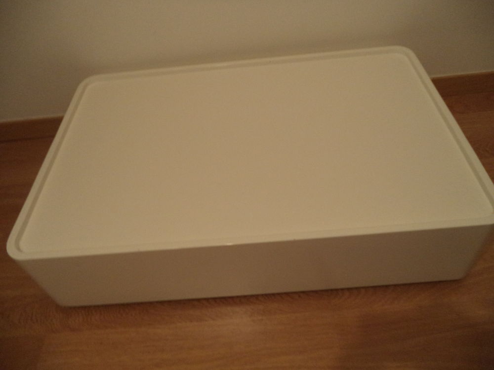 Meuble blanc sur roulettes. Meubles