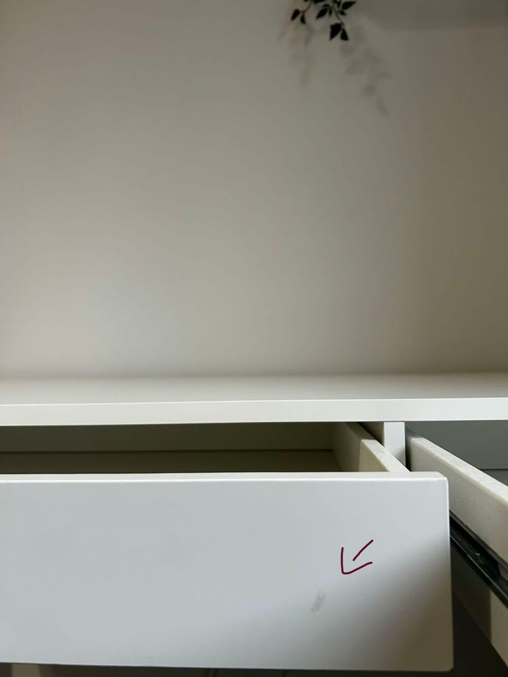 Bureau blanc IKEA 132x58 cm avec rangement c&acirc;bles Meubles