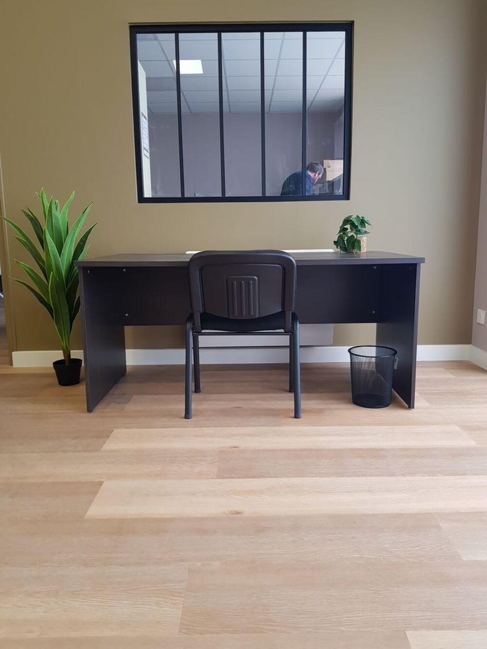BUREAU DROIT PIEDS PANNEAUX
Meubles