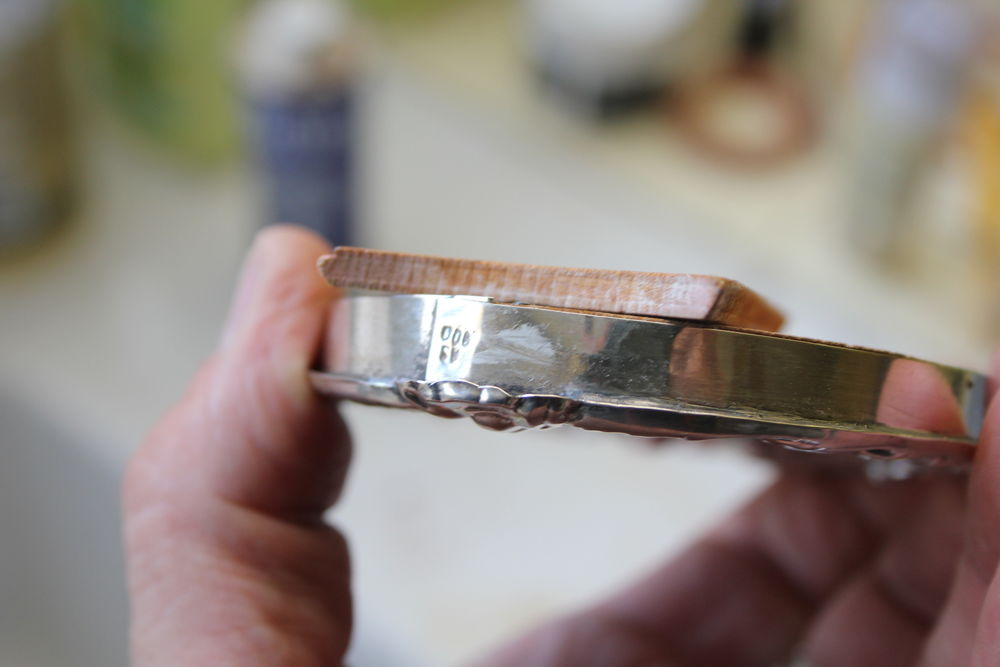 1 petit cadre photo ovale en argent sterling repouss&eacute; D�coration