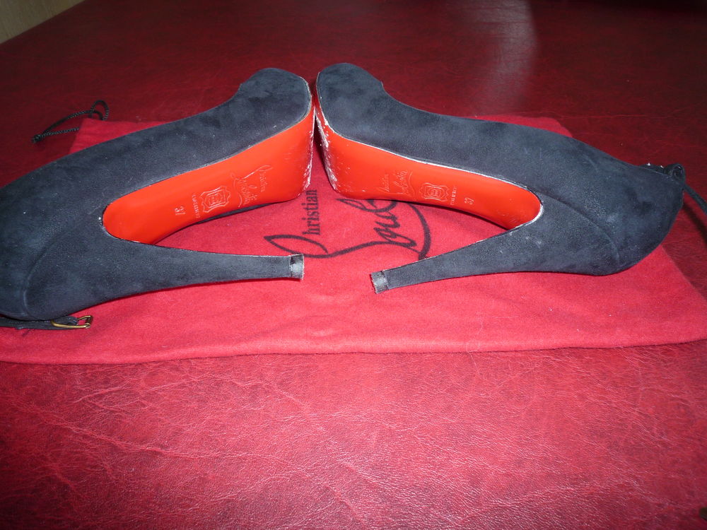 Chaussures Louboutin en tr&egrave;s bon &eacute;tat
Pointure 37
Chaussures
