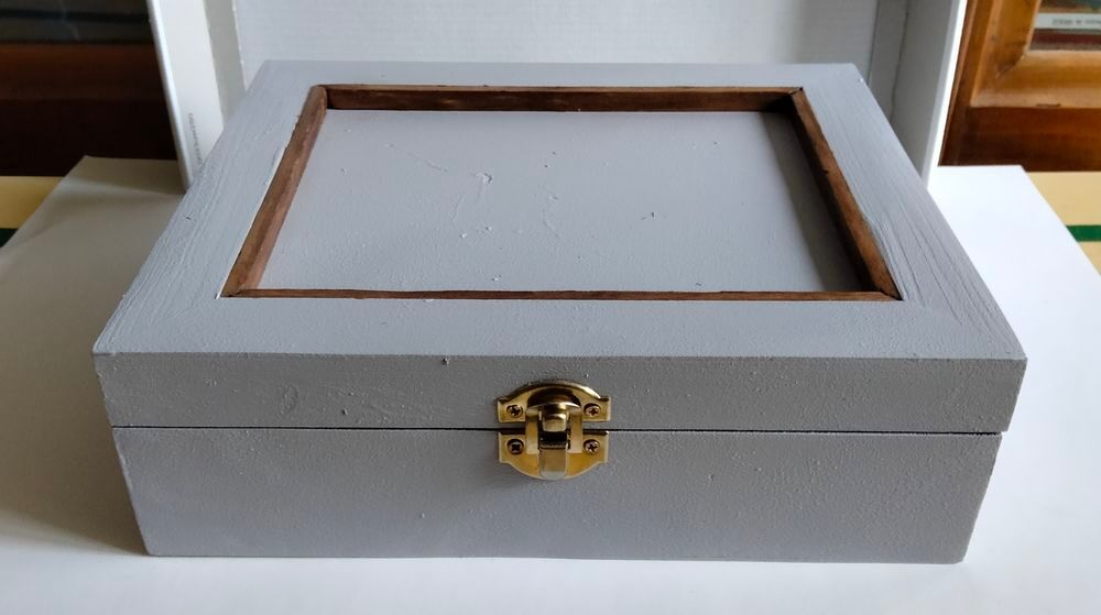 Coffret gris en bois. Décoration