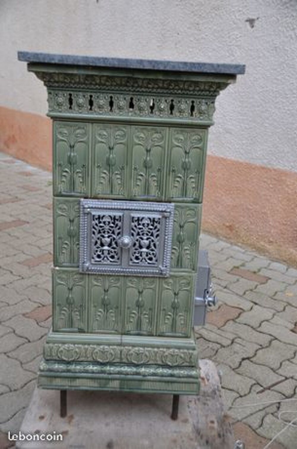 Ancien Fourneau en Faience Décoration
