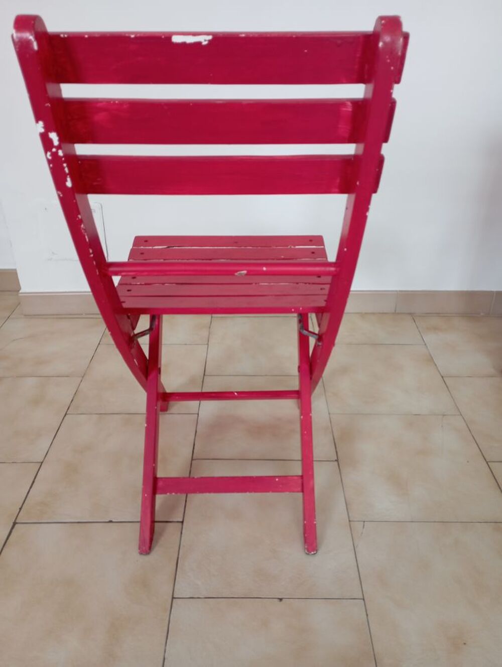 Petite chaise de jardin rouge en bois , &agrave; r&eacute;nover .Remise en Jardin
