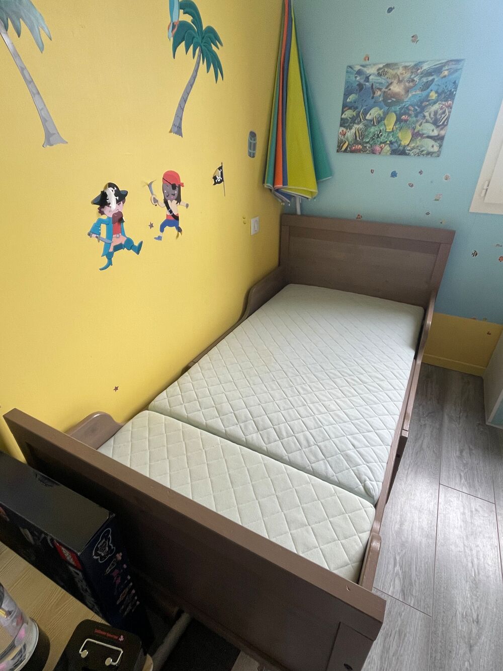 Lit d'enfant extensible avec le sommet et le matelas, taupe Meubles
