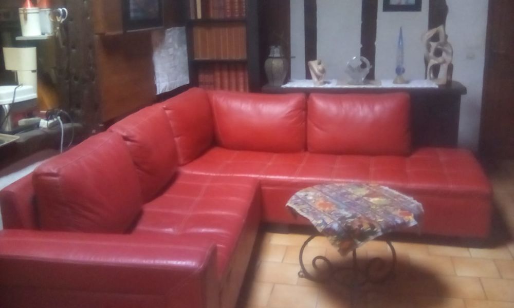 CANAPE EN CUIR ROUGE Meubles