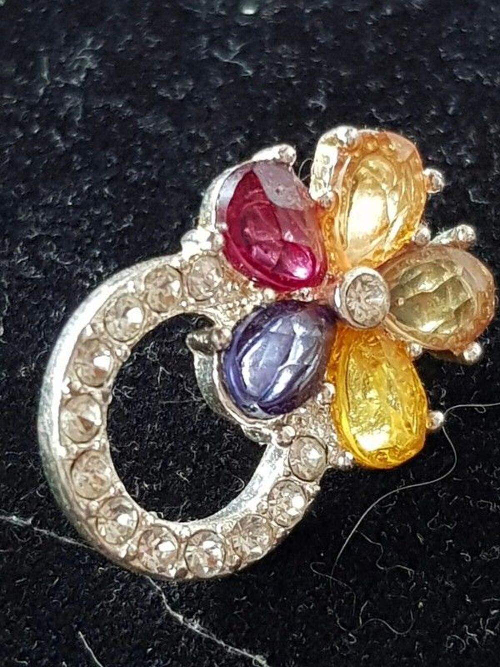 Boucles d oreilles tr&egrave;s bon etat fleur color&eacute; 2,5 cm sur 1,5 Bijoux et montres