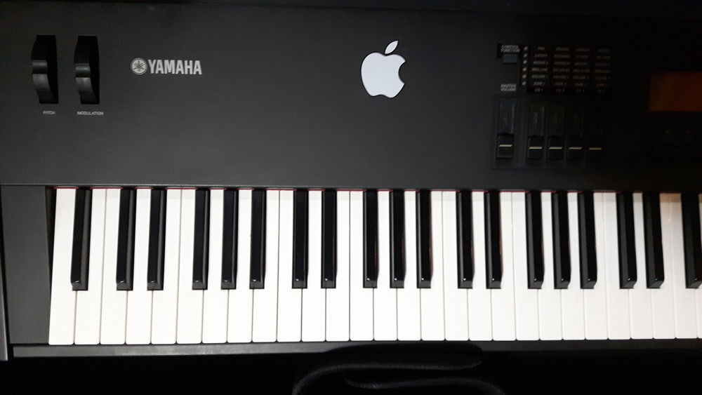 Yamaha S90 Synth&eacute; touch&eacute; piano 88 touches Instruments de musique