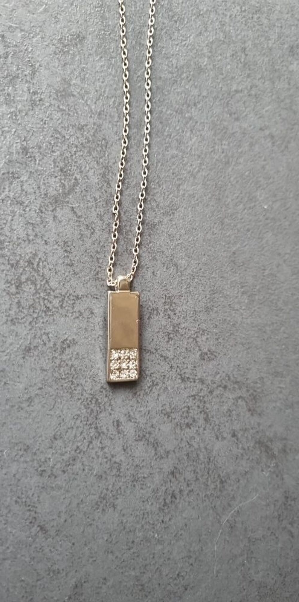 Chaine fantaisie et son pendentif Bijoux et montres