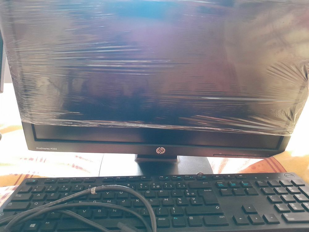 deux &eacute;crans comme neufs hp/ Dell Matériel informatique