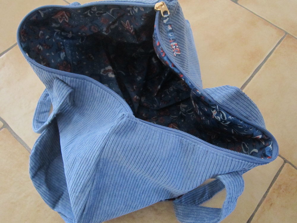 Un sac rev&ecirc;tu de velours bleu clair soutenu Maroquinerie