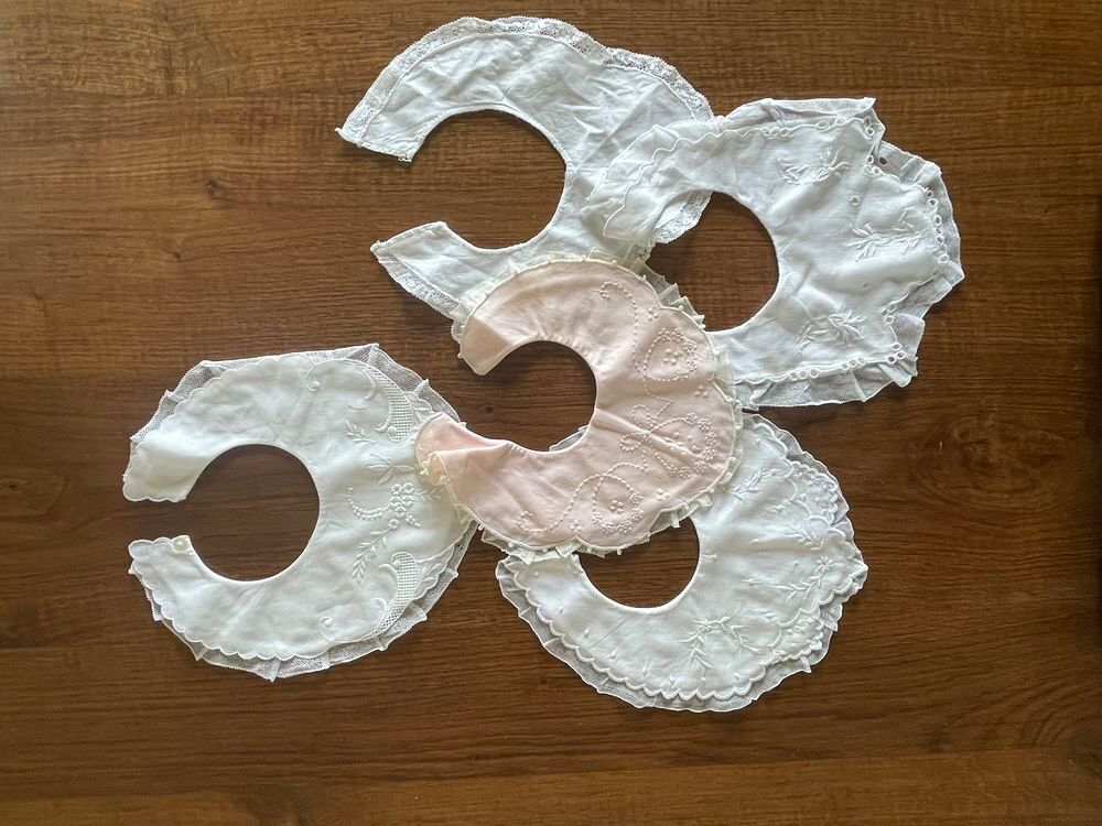 bavoirs dentelle tr&egrave;s anciens Puériculture