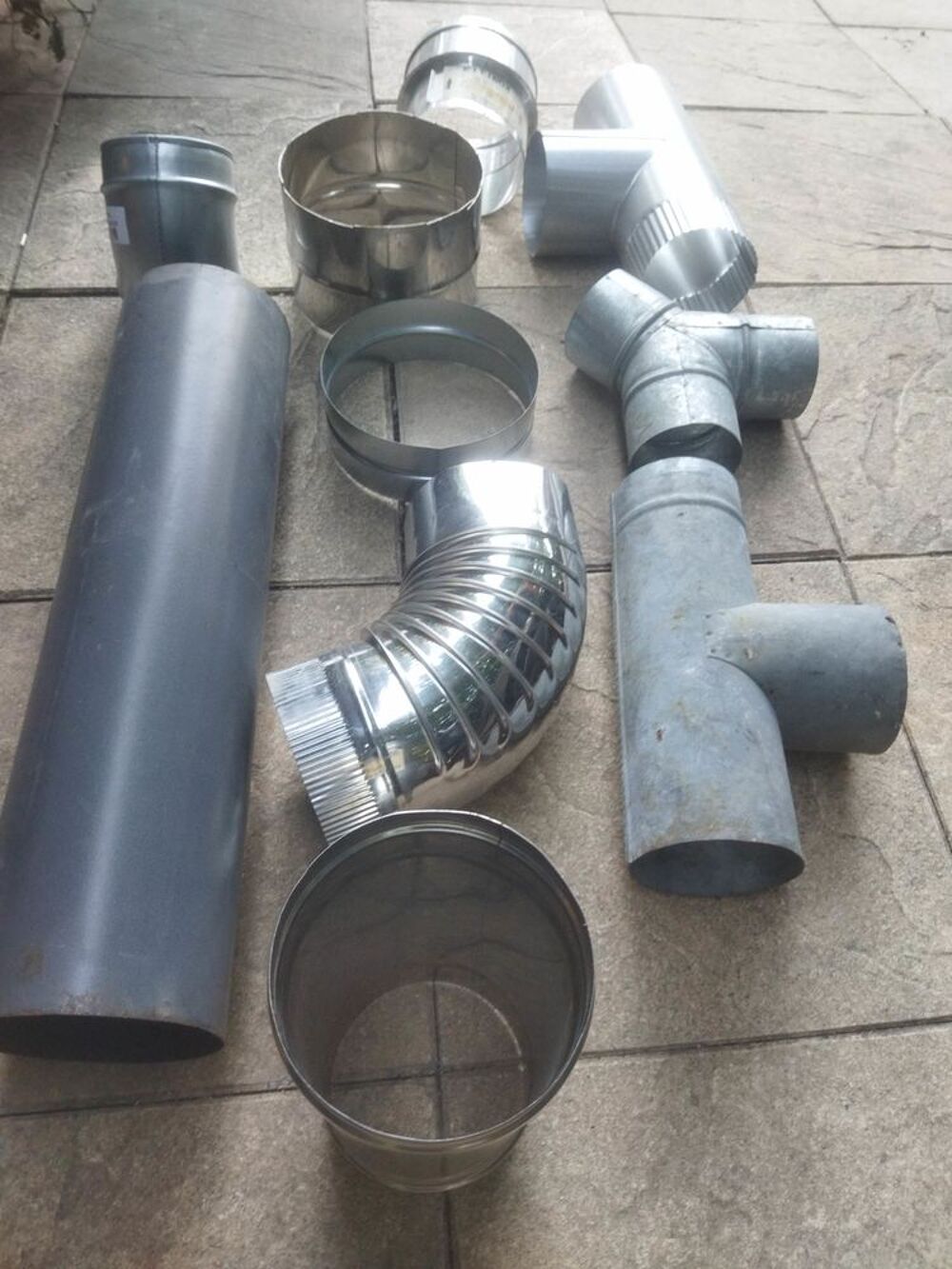 Divers tuyaux de po&ecirc;le, coudes ou manchons. Bricolage