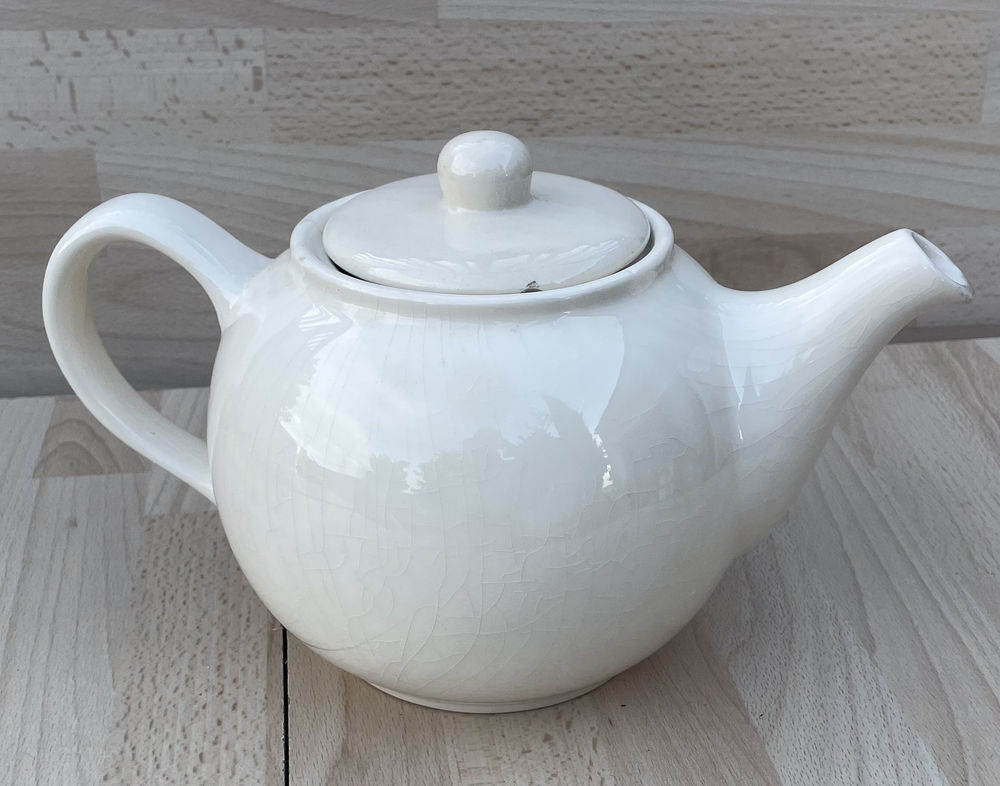 Vintage, lot d'un service &agrave; vaisselle ancien fa&iuml;ence blanche Cuisine