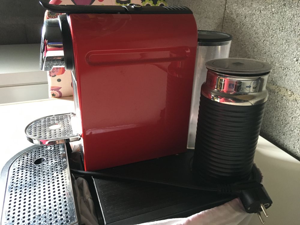 cafeti&egrave;re &agrave; caf&eacute; marque Nespresso avec mousseur pour pi&egrave;ce Electroménager