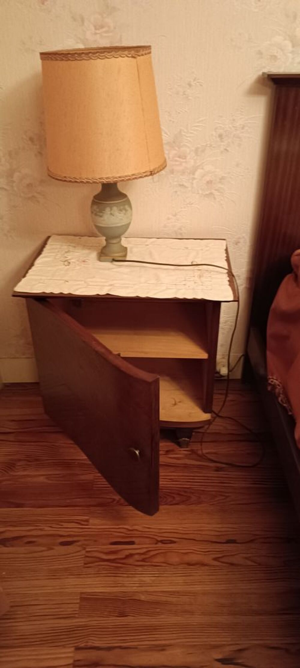 Table de nuit avec &eacute;tag&egrave;res et lampe de chevet Meubles