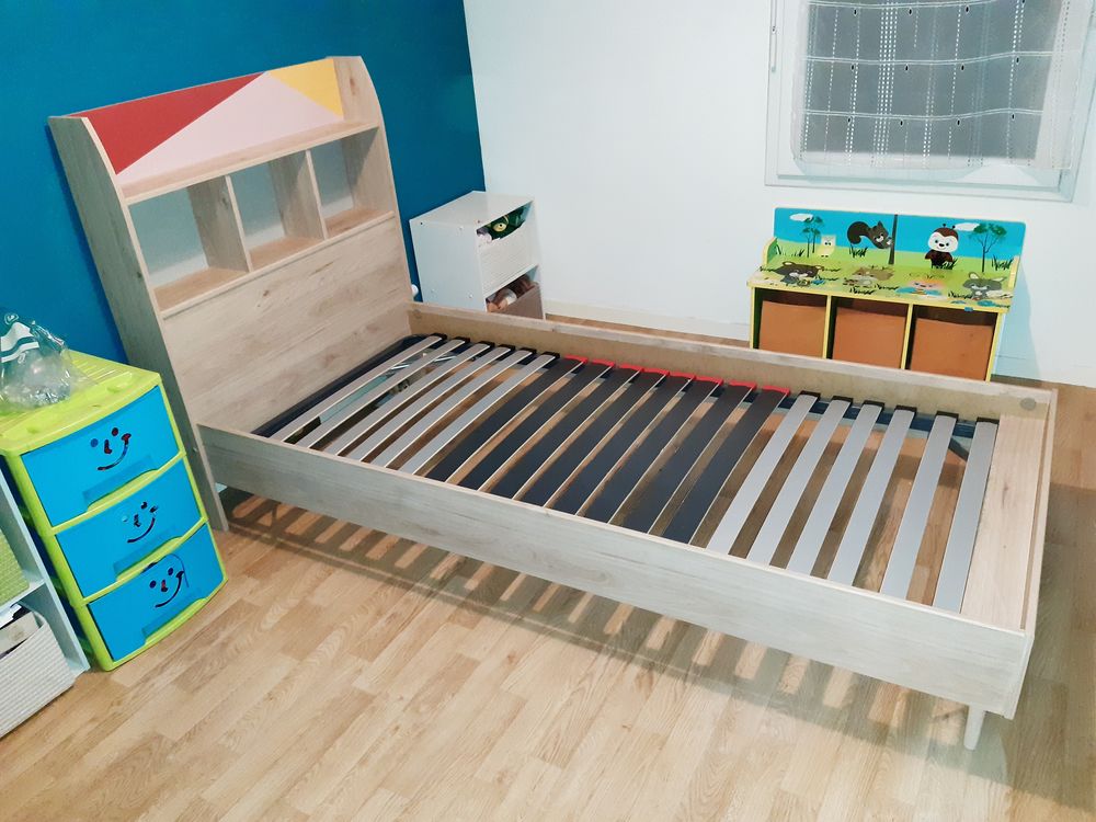 Lit enfant avec sommier avec biblioth&egrave;que int&eacute;gr&eacute;e Meubles