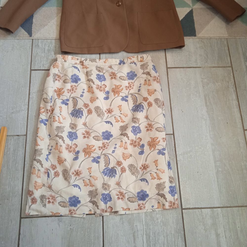 Jupe beige motifs fleurs fermeture eclair sur l'arri&egrave;re tail Vêtements