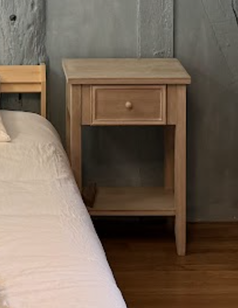 Table de chevet  Charme  Atmosphera 30 Saint-Pierre-des-Ifs (27)