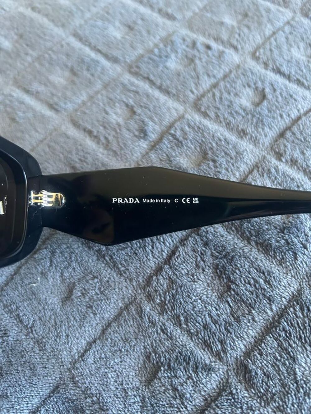 Lunettes de soleil noires Prada avec &eacute;tui Bijoux et montres