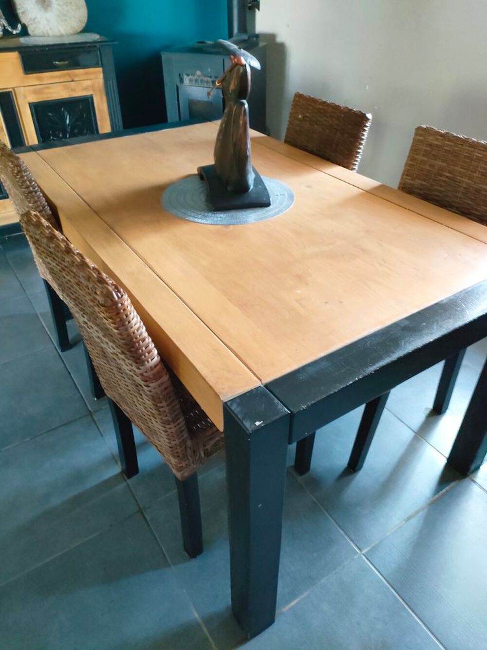 table plus chaises et bahut Meubles