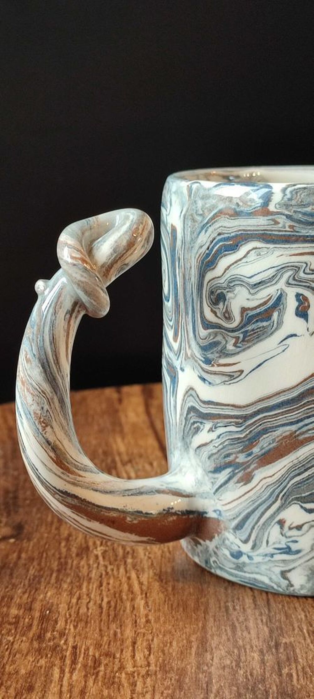 Mug en c&eacute;ramique artisanale sign&eacute; d&eacute;cor marbr&eacute;, pi&egrave;ce unique 