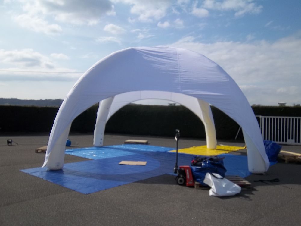 Chapiteau gonflable Airtent. Jardin