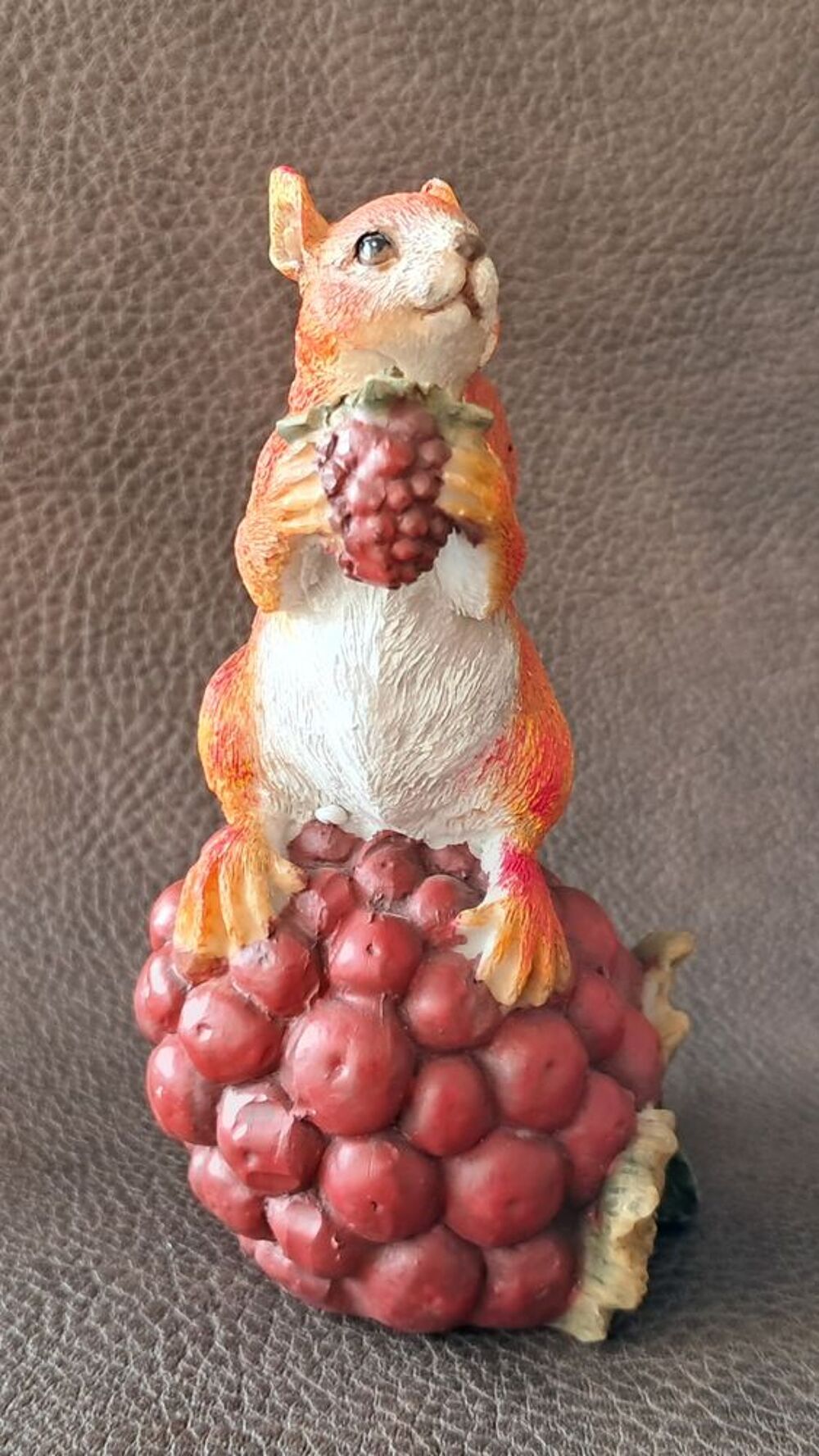 &eacute;cureuil en r&eacute;sine sur une m&ucirc;re g&eacute;ante 
figurine Décoration