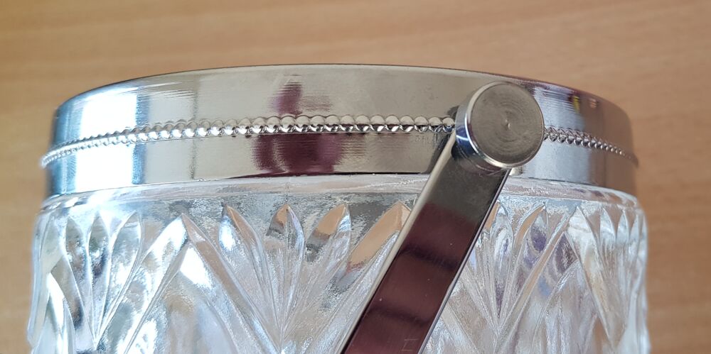 
seau &agrave; gla&ccedil;on en verre travaill&eacute; avec cerclage et anse Décoration