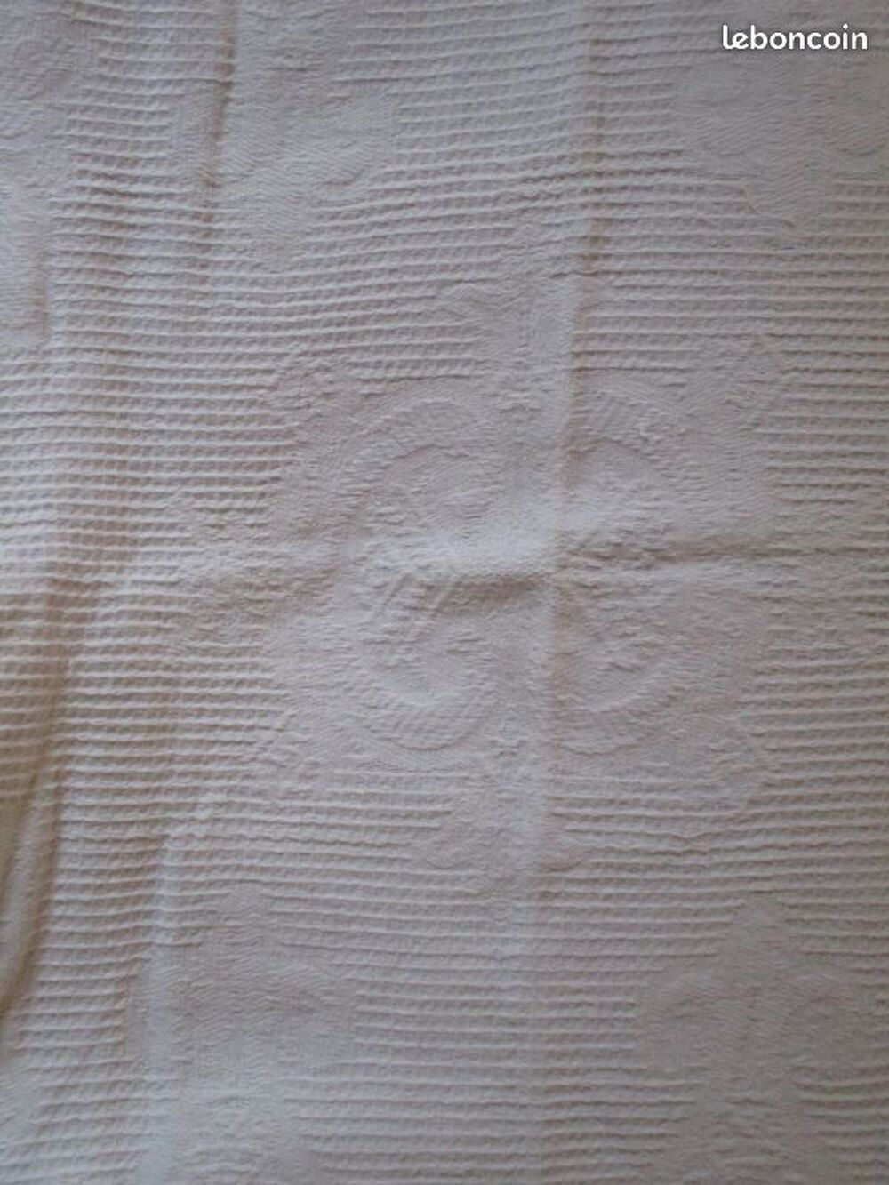 Couvre lit &agrave; franges blanc 1 m 80 x 1 m 30 bon &eacute;tat Meubles