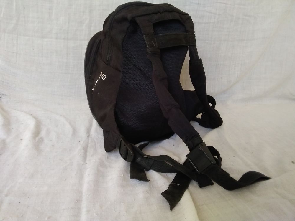 Sac &agrave; dos Quechua petit noir Sports