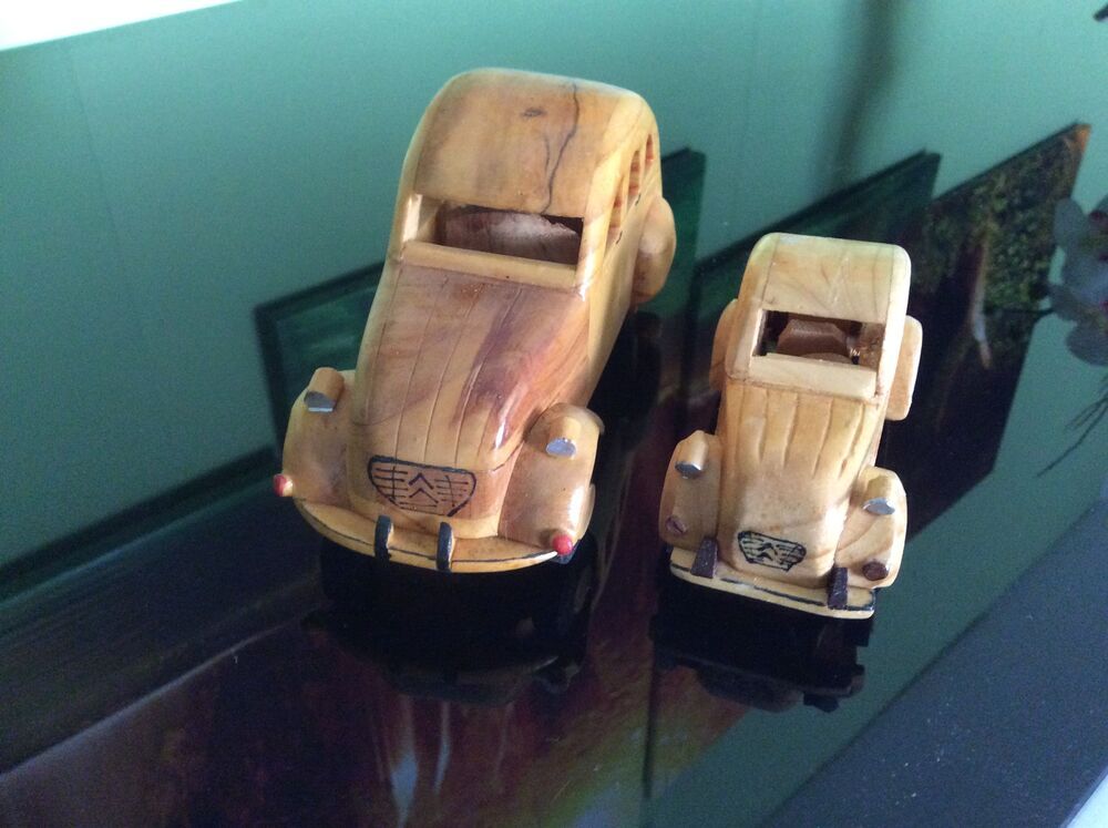Lot de 30 miniatures de 2CV en bois sculpt&eacute;, fabrication art Décoration