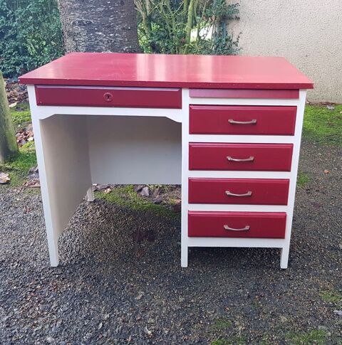 Bureau en bois peint en rouge et blanc  50 Craon (53)