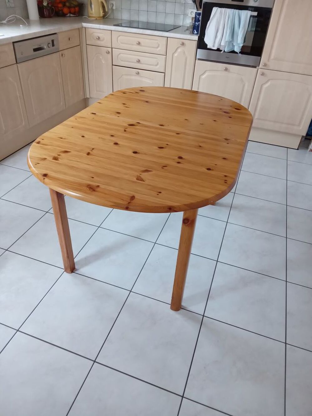Table de cuisine en pin tr&egrave;s bon &eacute;tat.
Meubles