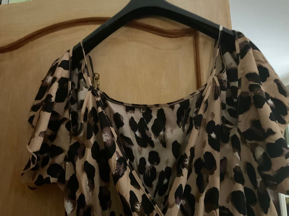 ROBE , tr&egrave;s moderne ouverte devant Vêtements