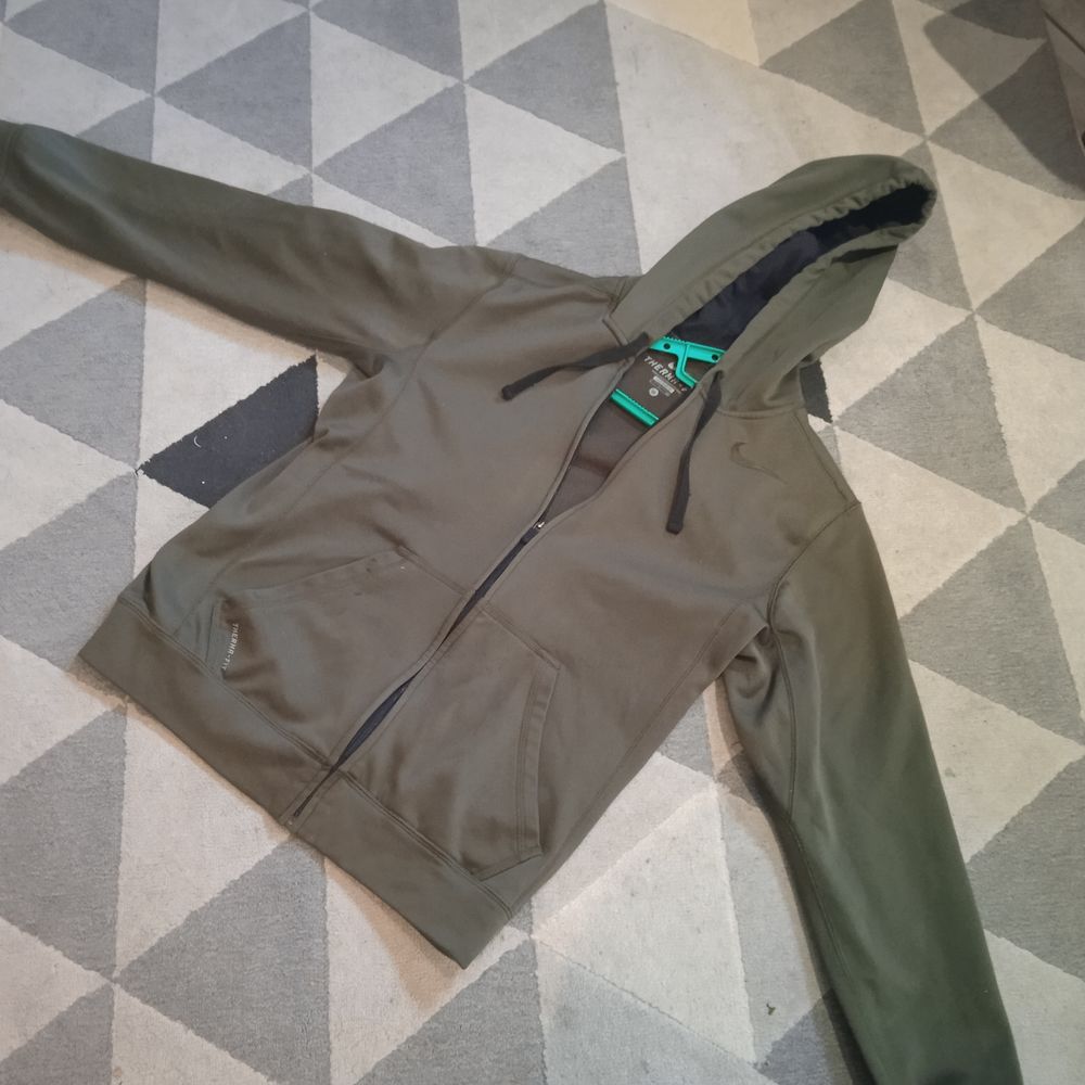 Veste jogging kaki marque Nike Taille S Therma Fit, avec cap Vêtements