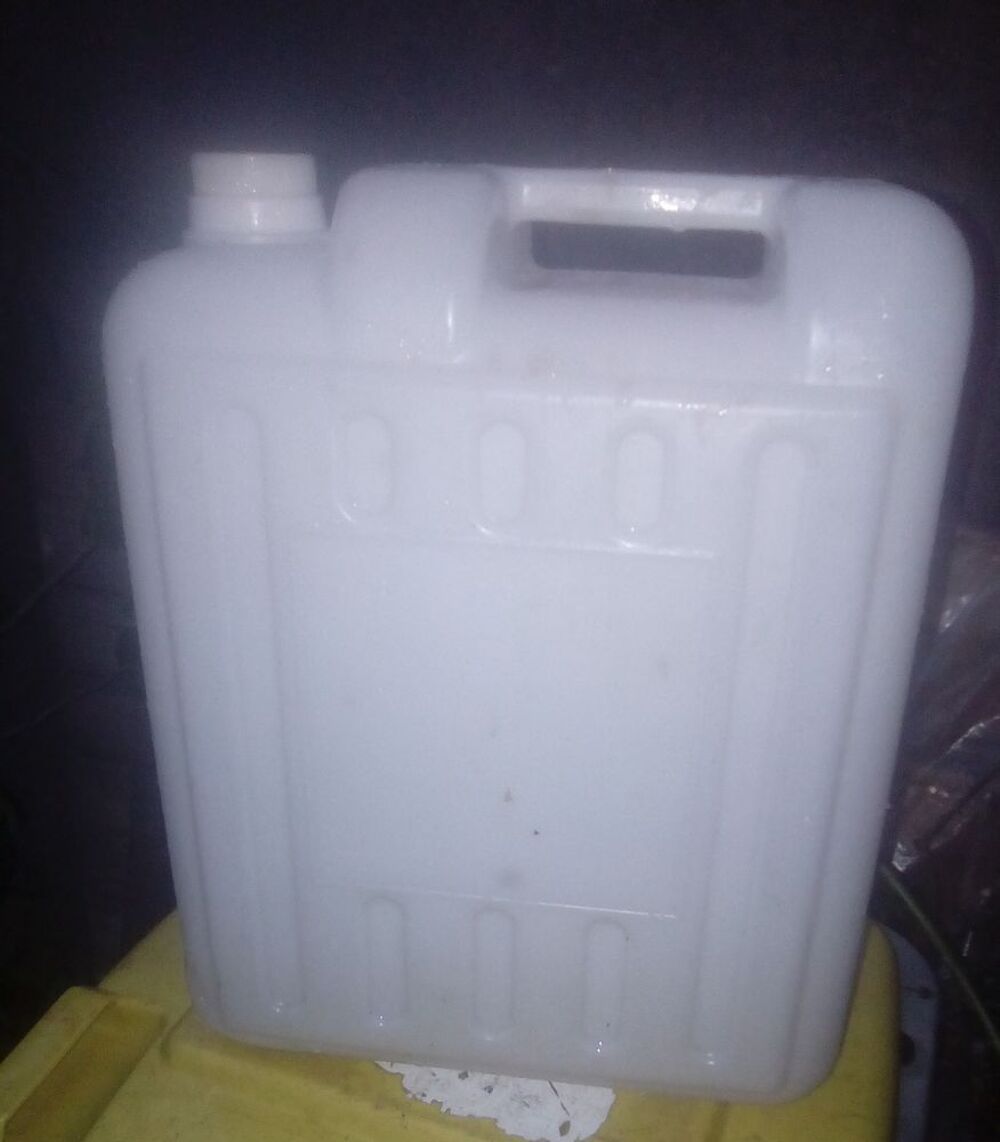 Bidons 5 - 10 - 20 litres - 3 &agrave; 7 euros Bricolage