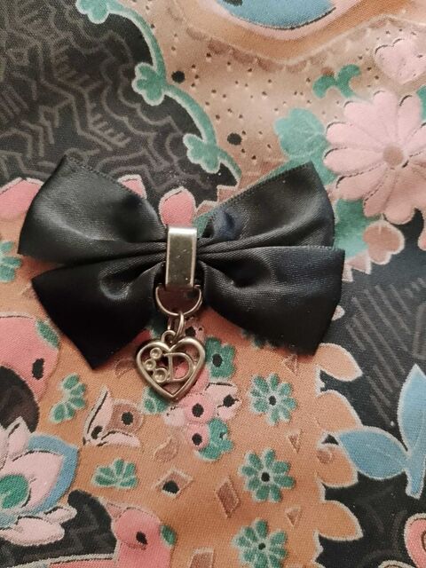 broche en tissu noir sur m�tal argent�. 4 Carqueiranne (83)