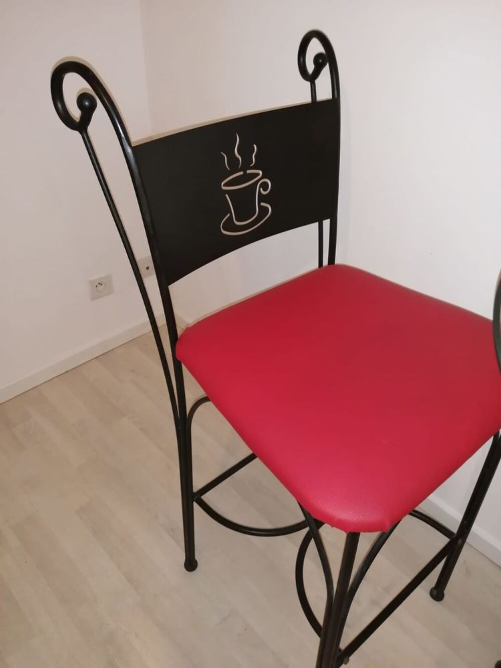 Table de bistrot avec deux chaises Meubles