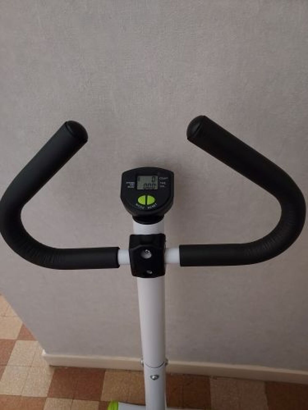 STEPPER AVEC GUIDON Tr&egrave;s peu utilis&eacute; Sports