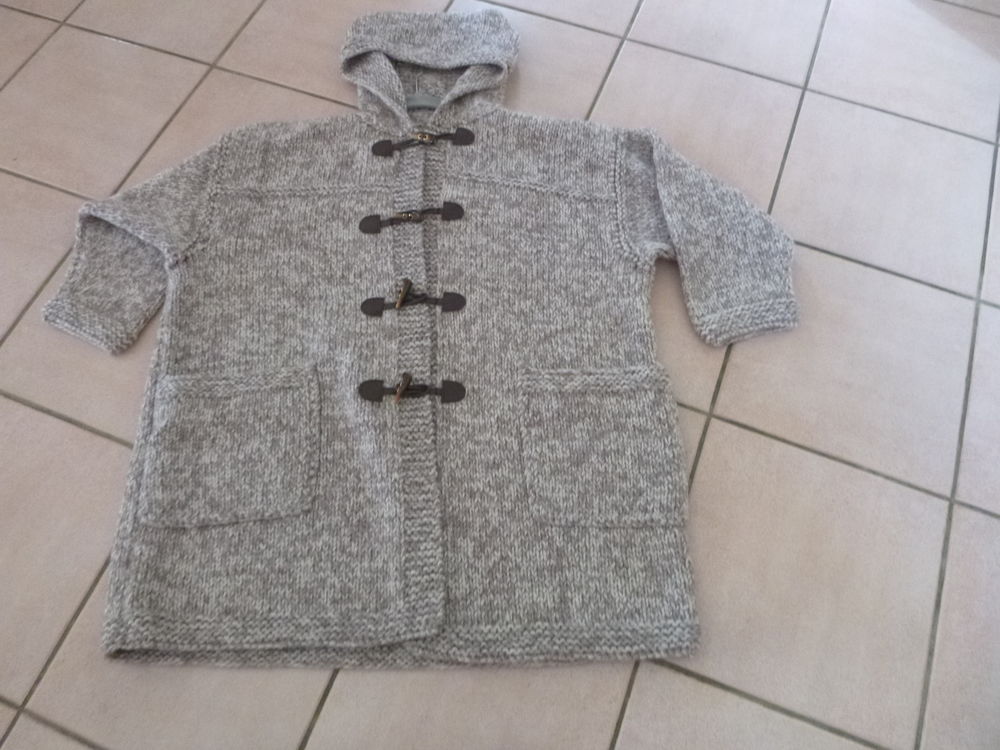 MANTEAU TRICOTE MAIN chaud taille 50/52 pr&eacute;sent&eacute; avec mod&egrave;l Vêtements