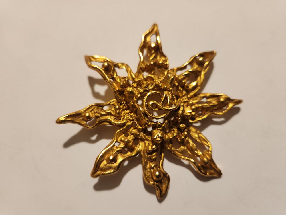 Broche &eacute;toile ajour&eacute;e dor&eacute;e patin&eacute;e Christian LACROIX Bijoux et montres
