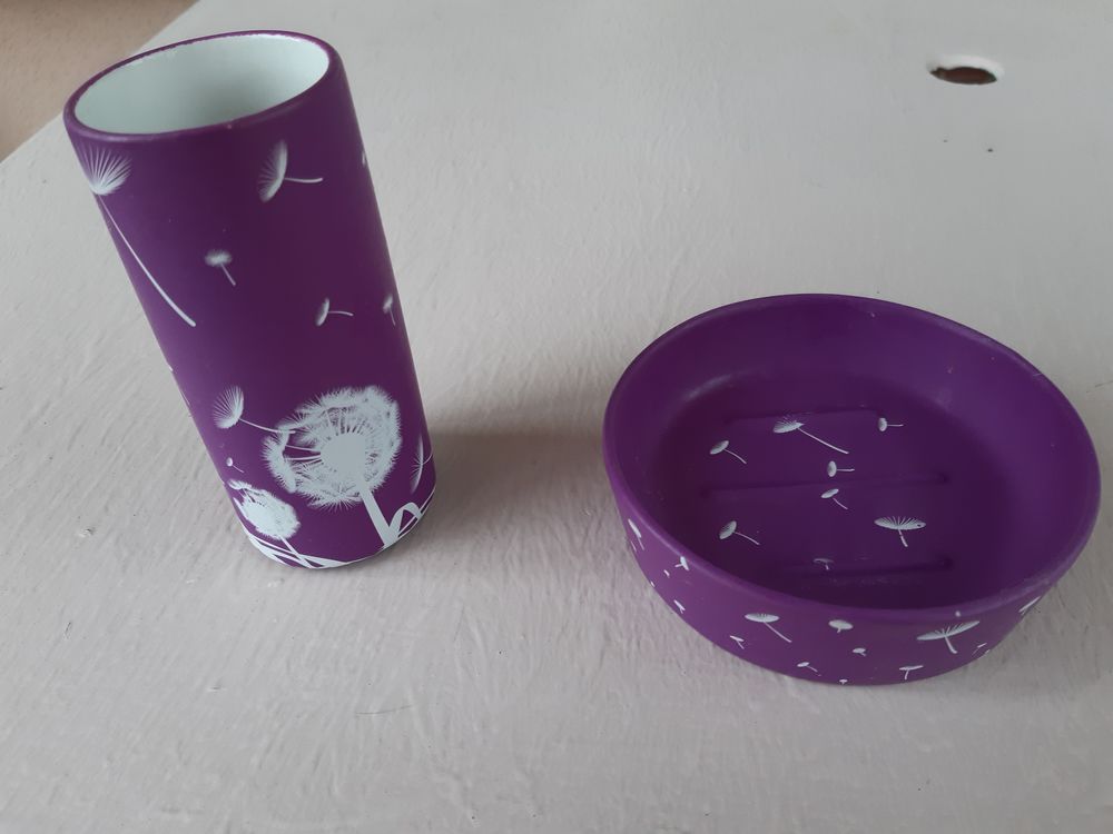 Porte-Savon &amp; Brosses Dents Violet &agrave; Aigrettes Blanches. Décoration