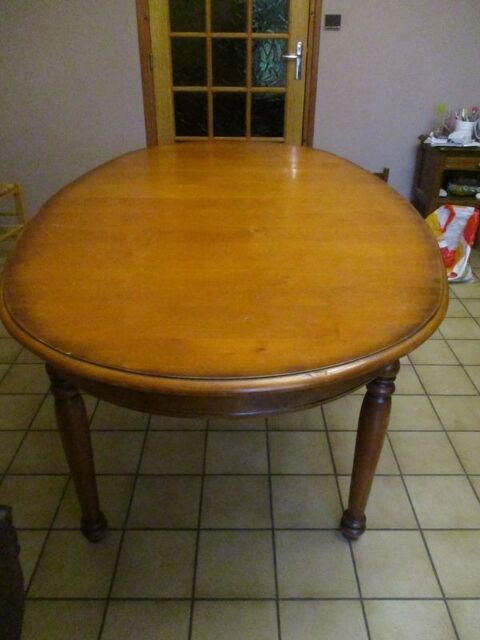 A SAISIR = table en merisier quelques coups sur le dessus 30 M�rignies (59)