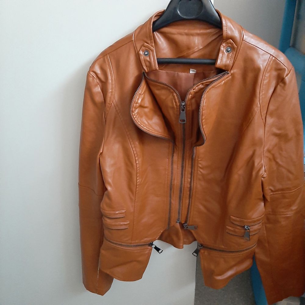 BLOUSON FEMME SIMILI CUIR ROUX -TAILLE M
Vêtements
