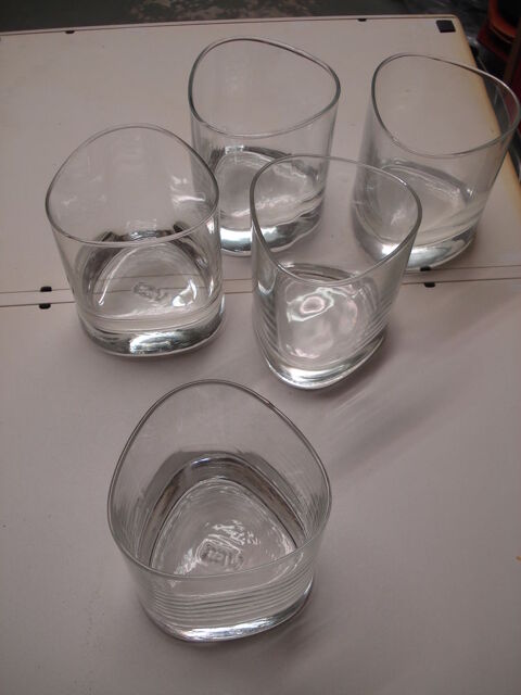 5 verres triangulaire pas un éclat 0 Mérignies (59)
