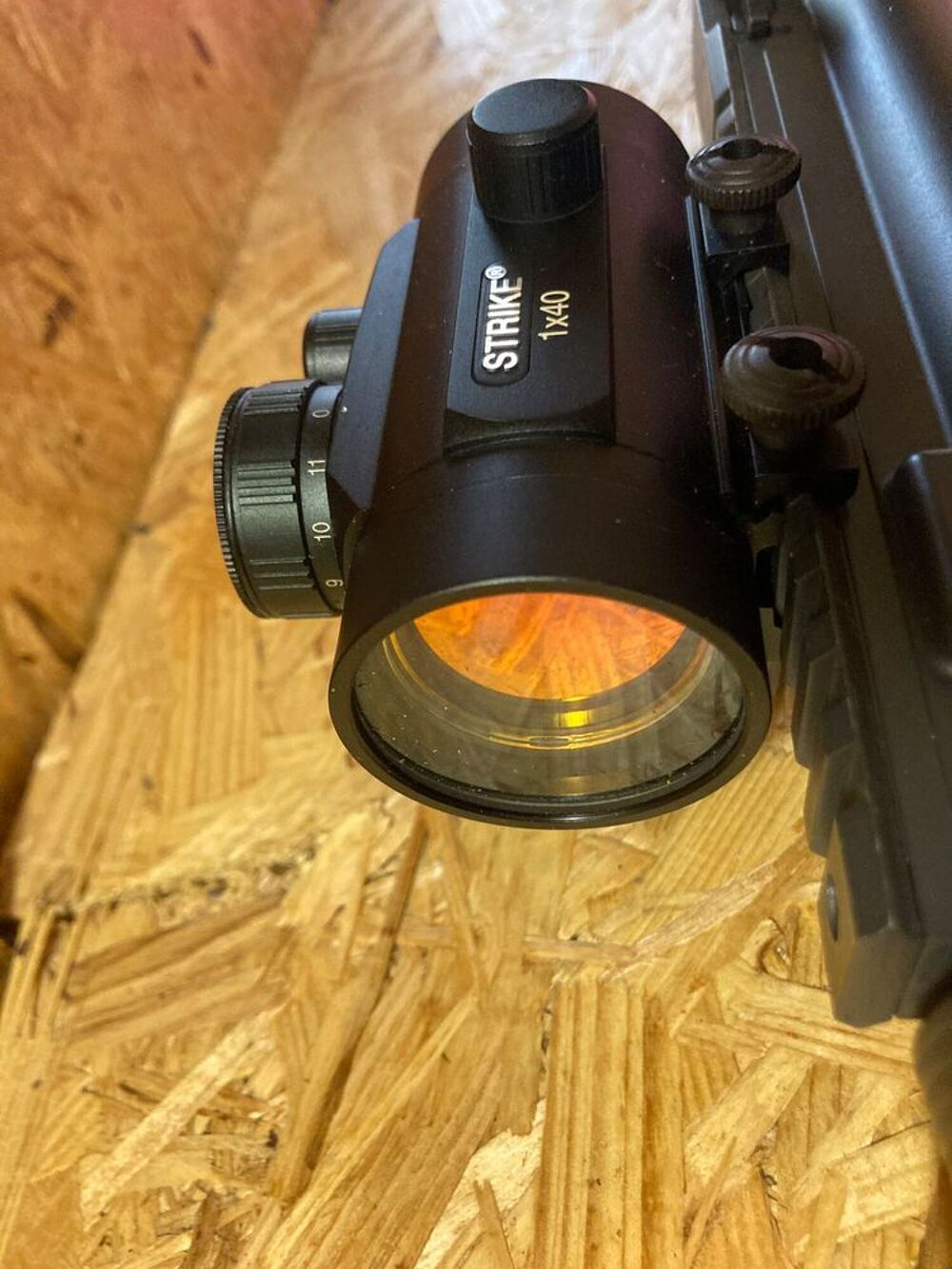 R&eacute;plique d'air soft M15A4 modifi&eacute;e et accessoires. Sports