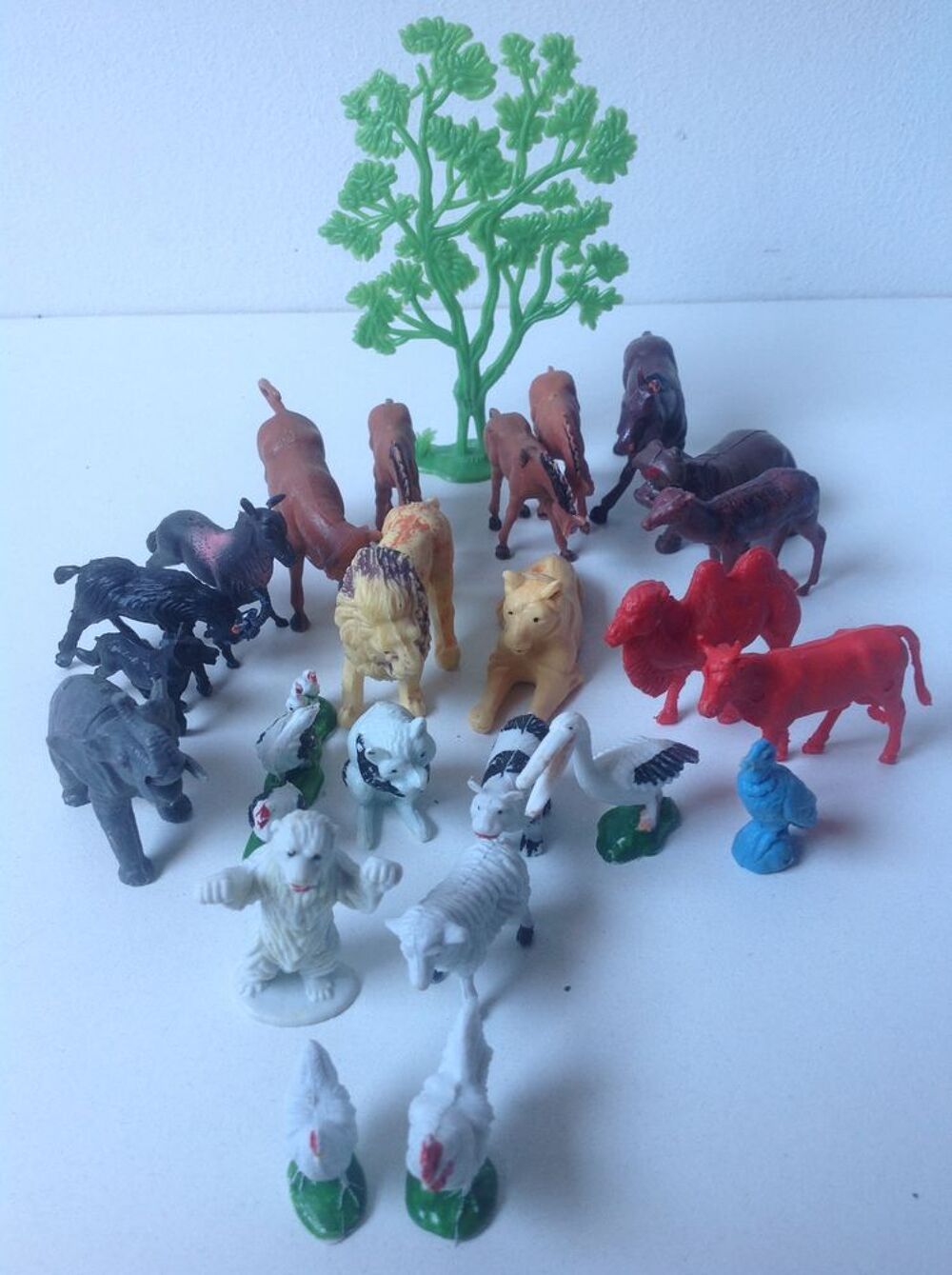 25 ANIMAUX ET UN ARBRE EN PLASTIQUE Envoi possible
Jeux / jouets